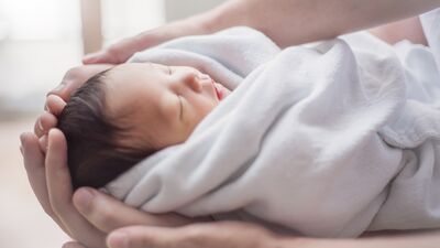 Bebeklerin başı nasıl desteklenmeli?