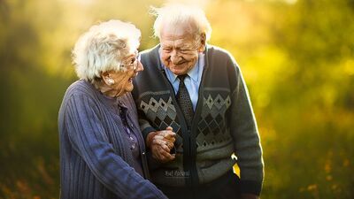 Yaşlı çiftlerin en güzel aşk fotoğrafları