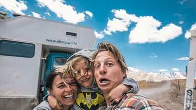 Her şeyi satıp çocuklarıyla dünya turuna çıkan çift