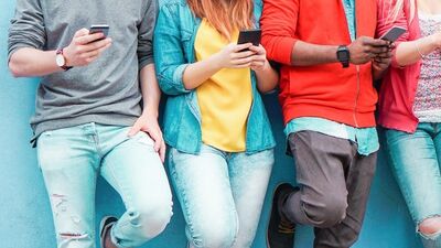 Telefon bağımlıları için özel kaldırım yapıldı