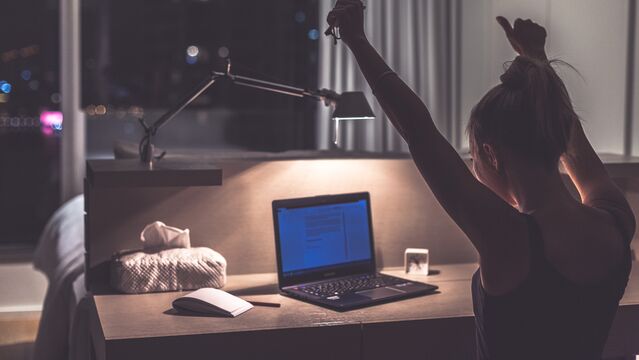 Uzun saatler boyunca çalışmak tansiyonu tetikliyor