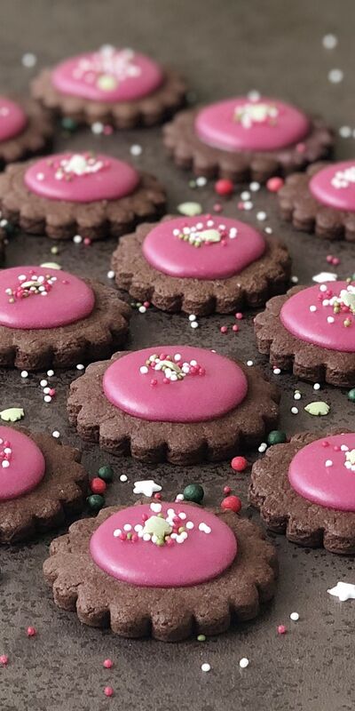 Kakaolu narlı çiçek bisküvi