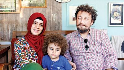 Anne yazıyor, baba çiziyor