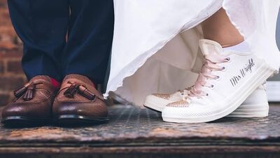 Topuklu ayakkabı sevmeyen gelinler için şık sneakerlar