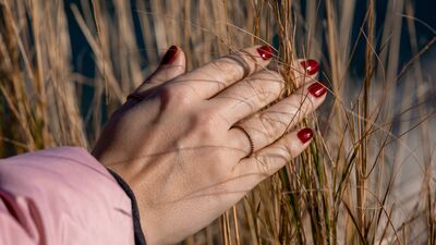 Sevgi güvenin koynunda yaşar