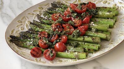 Fesleğen soslu kuşkonmaz salatası