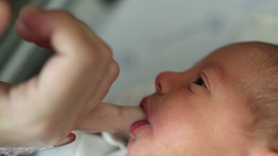 Bebekler için işe yarar bir yöntem: Finger Feeding (parmakla besleme)