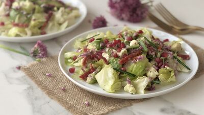 Avokadolu peynirli atom salata