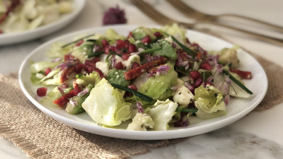 Avokadolu peynirli atom salata