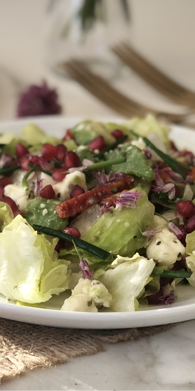 Avokadolu peynirli atom salata