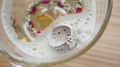 Elleri temizlerken takıların zarar görmemesi için...