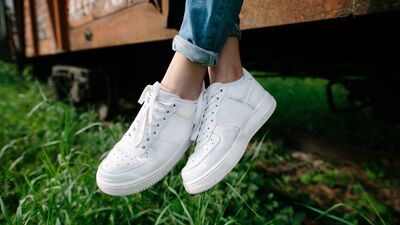 Beyaz ayakkabıları ilk günkü gibi yapmanın yolları