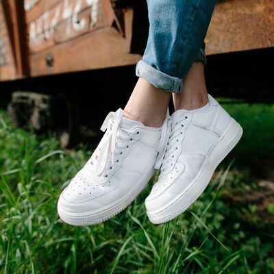 Beyaz ayakkabıları ilk günkü gibi yapmanın yolları