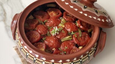 Yaz sebzeleriyle fırında kuzu güveç