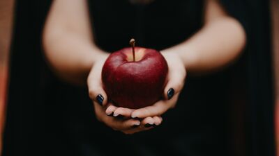 Zehirli elma ve cadı kadın