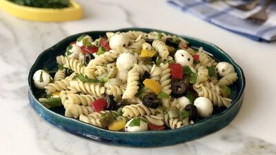 Peynirli makarna salatası