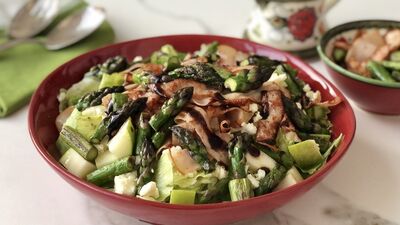 Kuşkonmazlı hindi fümeli salata