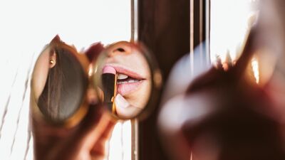 Ceketini alıp giden kadın