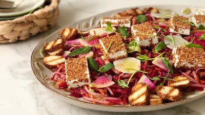 Peynirli susamlı kış salatası