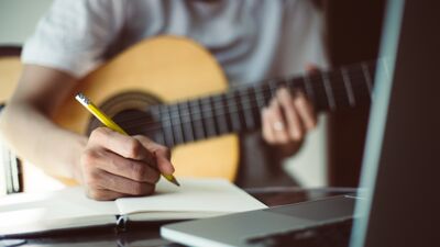 Bu şarkıları kime yazıyor?