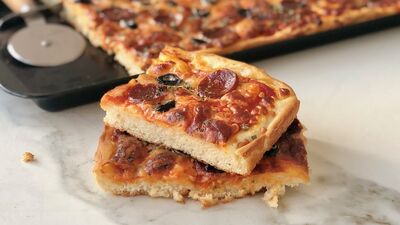 Sucuklu tepsi pizzası