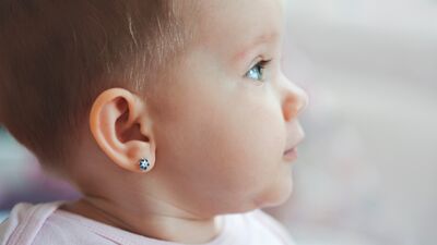 Çocuğunuzun kulağını deldirmeden önce bir daha düşünün!