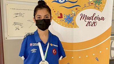 Milli yüzücü Sevilay Öztürk'ten gururlandıran başarı!