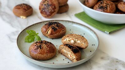 Peynirli fesleğenli kara kılçık unlu çörek
