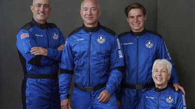 Jeff Bezos ve ekibi uzaya gitti!