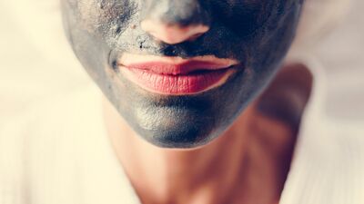 Evde yapabileceğiniz 3 farklı kömür maskesi