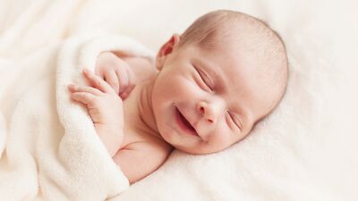 Bebekler uyurken neden güler?