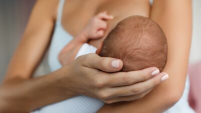 Covid-19 geçiren annelerin sütünde 10 ay boyunca antikor bulundu