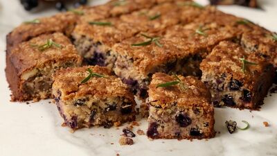 Üzümlü biberiyeli kek