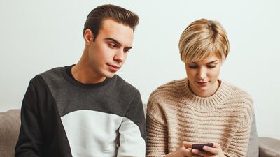 Ben dahil kimseye güvenmiyor