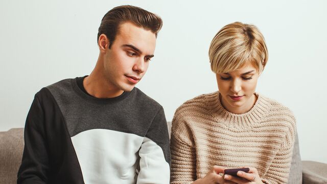 Ben dahil kimseye güvenmiyor