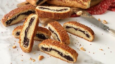 Zeytinli susamlı rulo poğaça