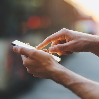 Sosyal medyasını benden gizliyor