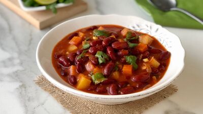 Taze kişnişli Meksika fasulyesi