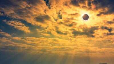 Yay burcunda Güneş Tutulması