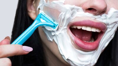 Trend: Kadınlar için yüz tıraşı