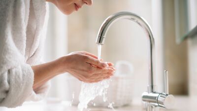 Yüzünüzü sadece suyla yıkarsanız ne olur?
