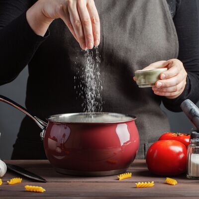 Şefler yemeklerin tuzunu bu taktiklerle ayarlıyor