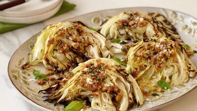 Fırınlanmış cevizli lahana dilimleri