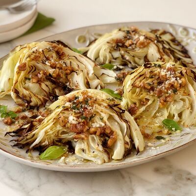 Fırınlanmış cevizli lahana dilimleri