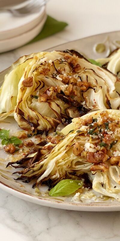 Fırınlanmış cevizli lahana dilimleri