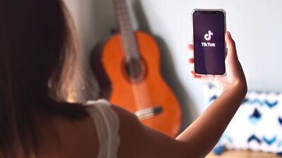 Sosyal medya kız çocuklarını daha olumsuz etkiliyor!