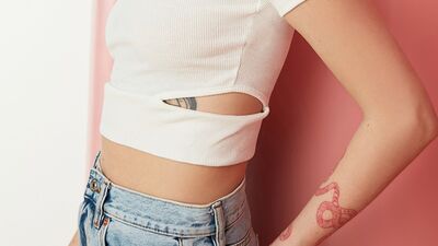 Yeni sezonda kıyafetlerin belinde cut out detayı!