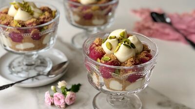 Kremalı güllü kuplar