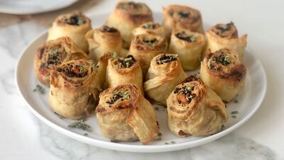 Zeytin ezmeli çıtır yufka ruloları 