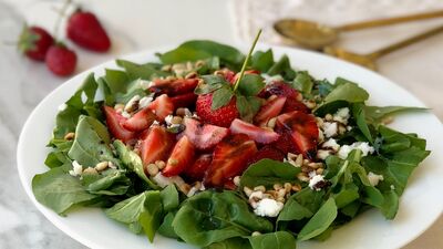 Çilekli fıstıklı roka salatası